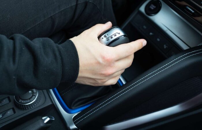 significado de letras de palanca de cambios automatica 700x451 - &iquest;Cu&aacute;les son los mejores carros para viajar en familia?