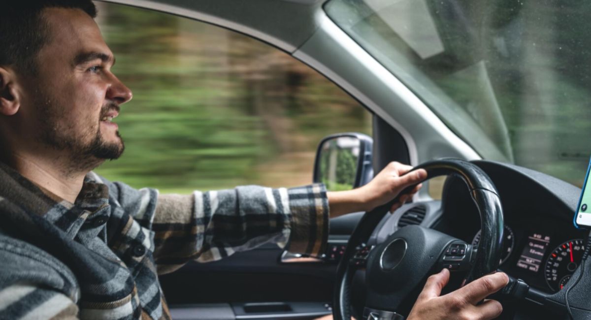 hombre conduciendo con ruidos en el motor al acelerar hombre conduciendo con ruidos en el motor al acelerar