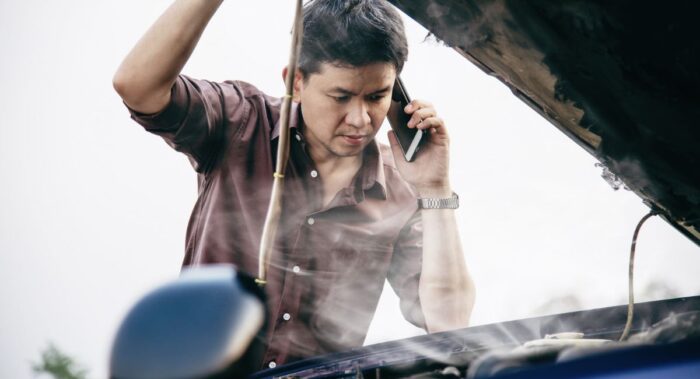 hombre recibe ayuda porque su motor falla cuando se calienta 