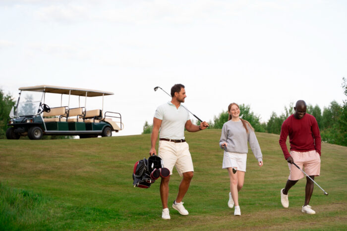 escena con amigos en el campo de golf