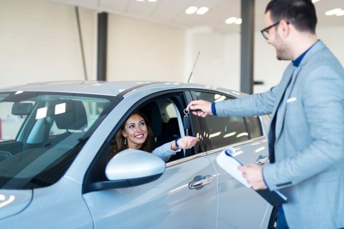 Auto nuevo siendo entregado a cliente tras financiamiento vehicular en Perú Auto nuevo siendo entregado a cliente tras financiamiento vehicular en Perú
