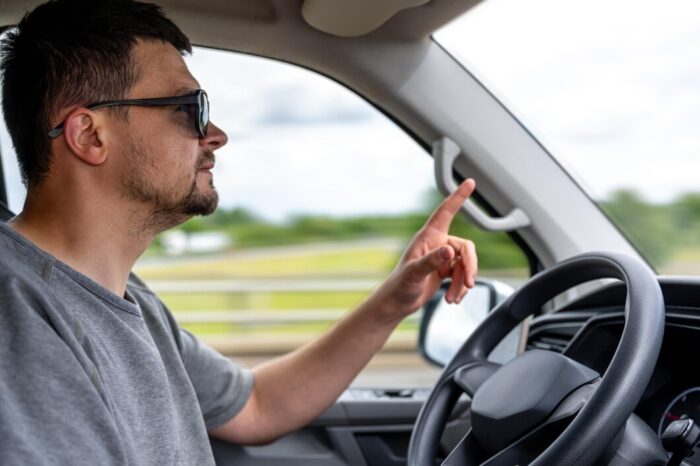 conductor manejando su auto con un control de estabilidad correcto