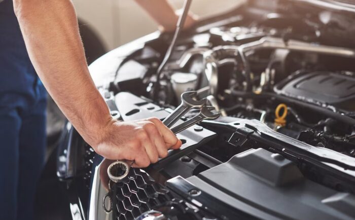 Trabajador de servicio de coche reparando veh&iacute;culo