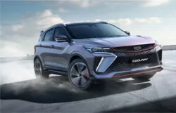 foto de un auto SUV Geely Coolray exterior rojo circulando en el exterior.