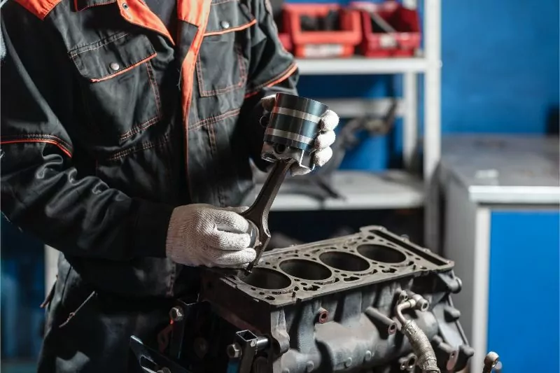 mecanico piston motor - Pistones de motor: &iquest;qu&eacute; son y cu&aacute;ntos tipos existen?