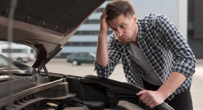 hombre preocupado conociendo por qué se calienta el motor hombre preocupado conociendo por qué se calienta el motor