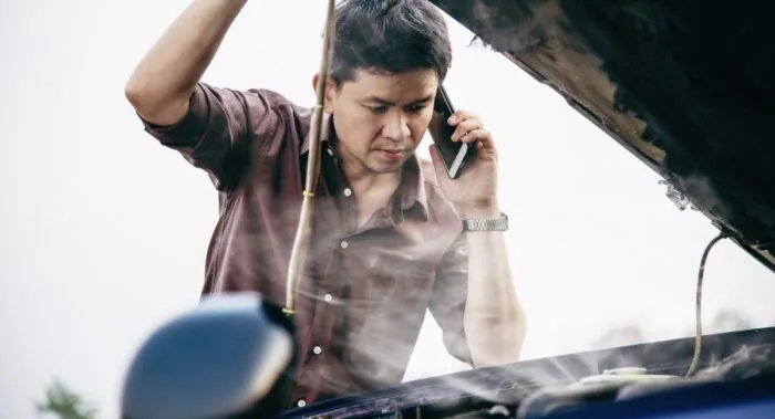 hombre recibe ayuda porque su motor falla cuando se calienta hombre recibe ayuda porque su motor falla cuando se calienta