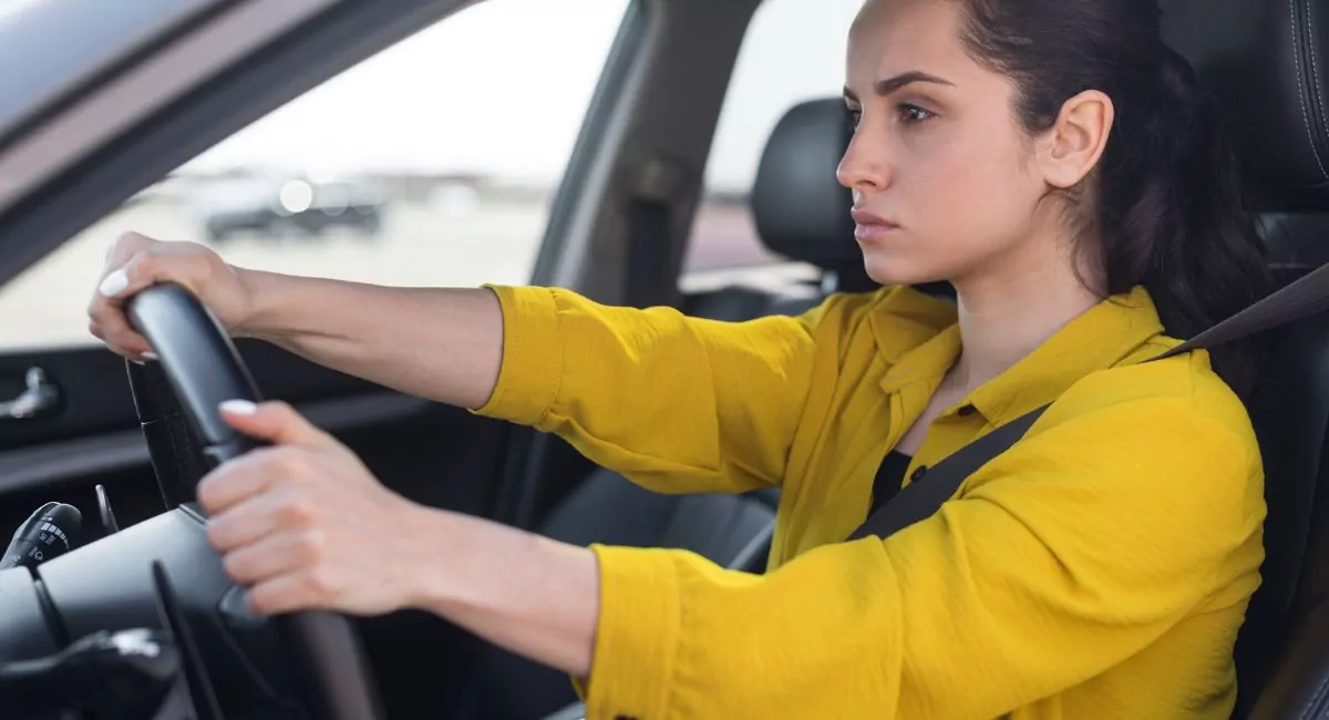 mujer experimentando fallas al encender su carro