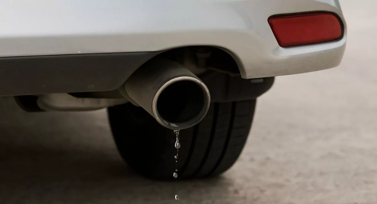 por qué sale agua del tubo de escape