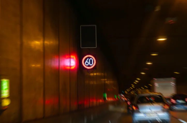 autopista con señal de límite de velocidad en Perú