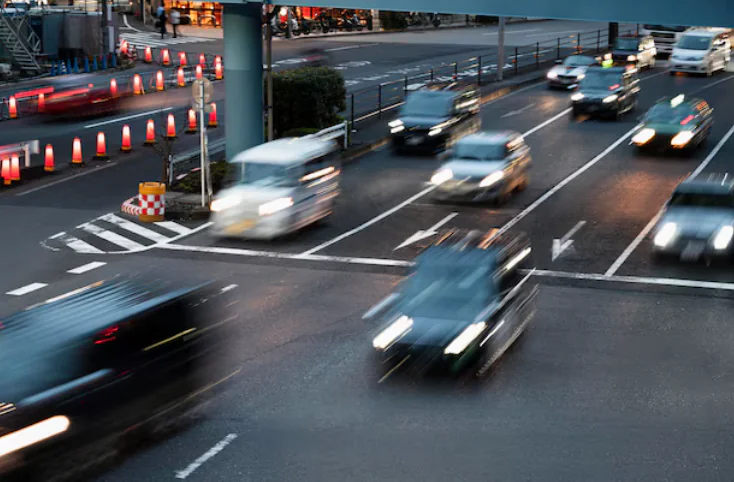 autos respetando l&iacute;mites de velocidad en Per&uacute;